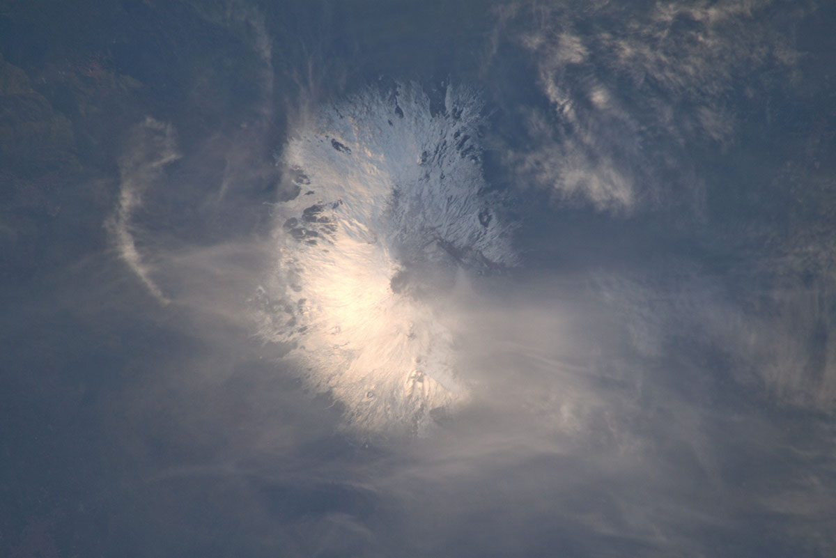 Visibile al di sopra di una diffusa coltre di nubi, l’Etna imbiancata di neve.

Visible above a blanket of clouds, Etna is turned white by snow. #MissionBeyond
