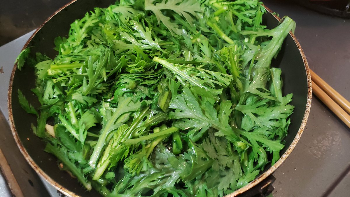リュウジ 料理のおにいさんバズレシピ 今が美味しい春菊は中華風に炒めると独特の癖が和らぎバクバク行ける逸品になります 春菊の中華風にんにく炒め にんにく2片をごま油大1で炒め 春菊1袋の根元だけ先に炒めます 葉の部分をいれ水大5 ウェイパー小2
