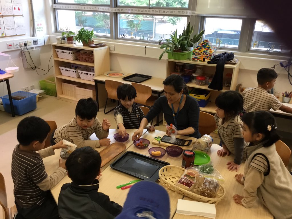 rocelesz1's tweet photo. Food preparation is one of the last stages of our food’s journey. We used basil and tomatoes from the school garden, tomato sauce, cheese and bread bought from the grocer. #rchkpyp #farmtotable https://t.co/O3taHra5Oi