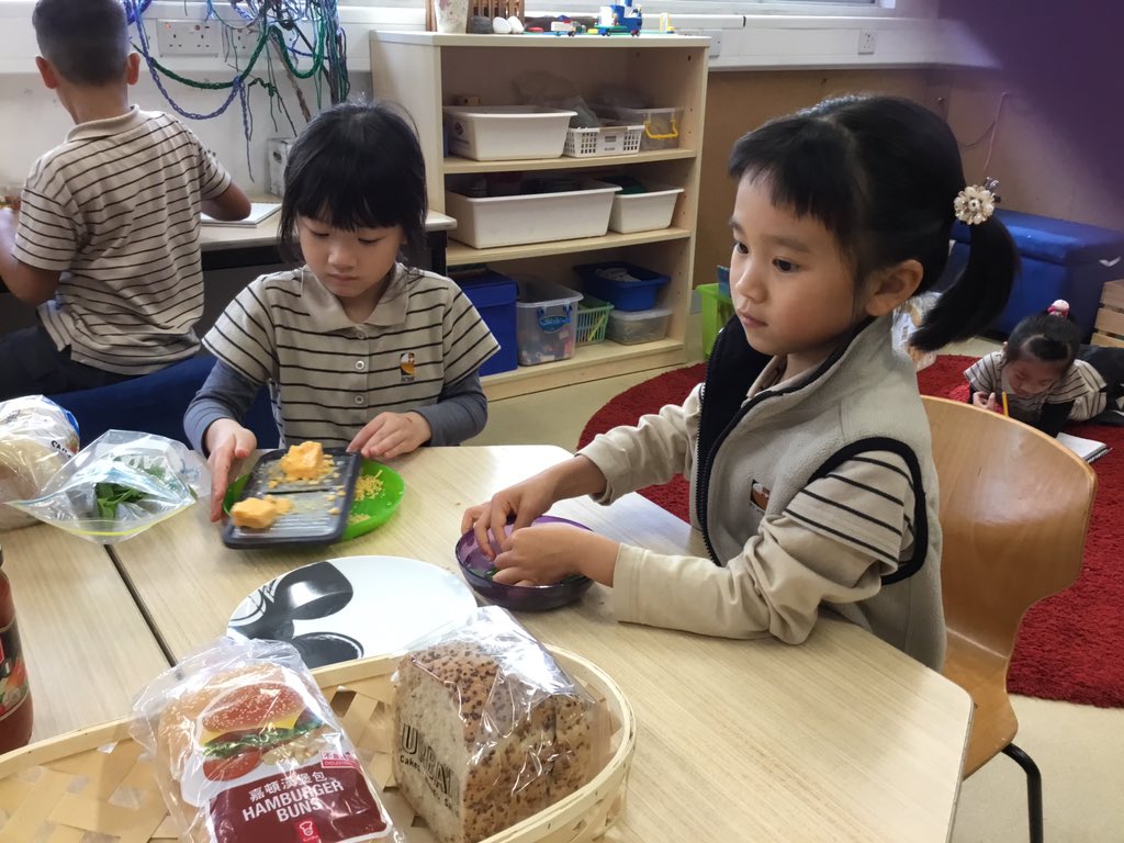 rocelesz1's tweet photo. Food preparation is one of the last stages of our food’s journey. We used basil and tomatoes from the school garden, tomato sauce, cheese and bread bought from the grocer. #rchkpyp #farmtotable https://t.co/O3taHra5Oi