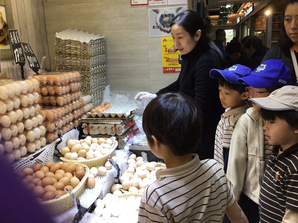 rocelesz1's tweet photo. We visited the grocery store and the wet market. It was a wonderful way to connect with community helpers in Ma On Shan. It also made us think more deeply about the journey of our food. #rchkpyp #farmtotable https://t.co/vfTtudq8gw