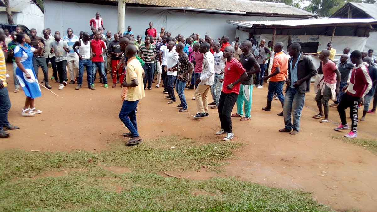 minaniezchiel's tweet photo. Après la formation patriotique reçue par les refoulés du #Rwanda au camp de transit de #Songore, ils ont manifesté, ce lundi le 20/01/2020, leur joie par des chants et denses avant leur départ vers leurs provinces d'origine dans un beau pays #Burundi https://t.co/pPS5NZ9hbo