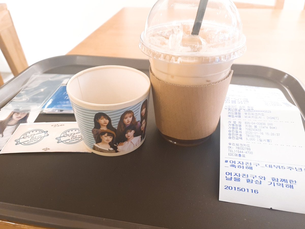 buddy___navi's tweet photo. #여자친구_데뷔5주년을_축하해 
컵홀더 이벤 스케일이 나날이 커져가네요ㅎㄷ 정말 전시회라고 해도 전혀 손색이 없을만큼 아늑하고 따뜻한 갤러리였습니다. 여자친구의 5년을 돌아보고 팬밑도 다녀오면서 덕심을 충전할 수 있었습니다🔋
감사합니다!!! https://t.co/mCWoPMETlB
