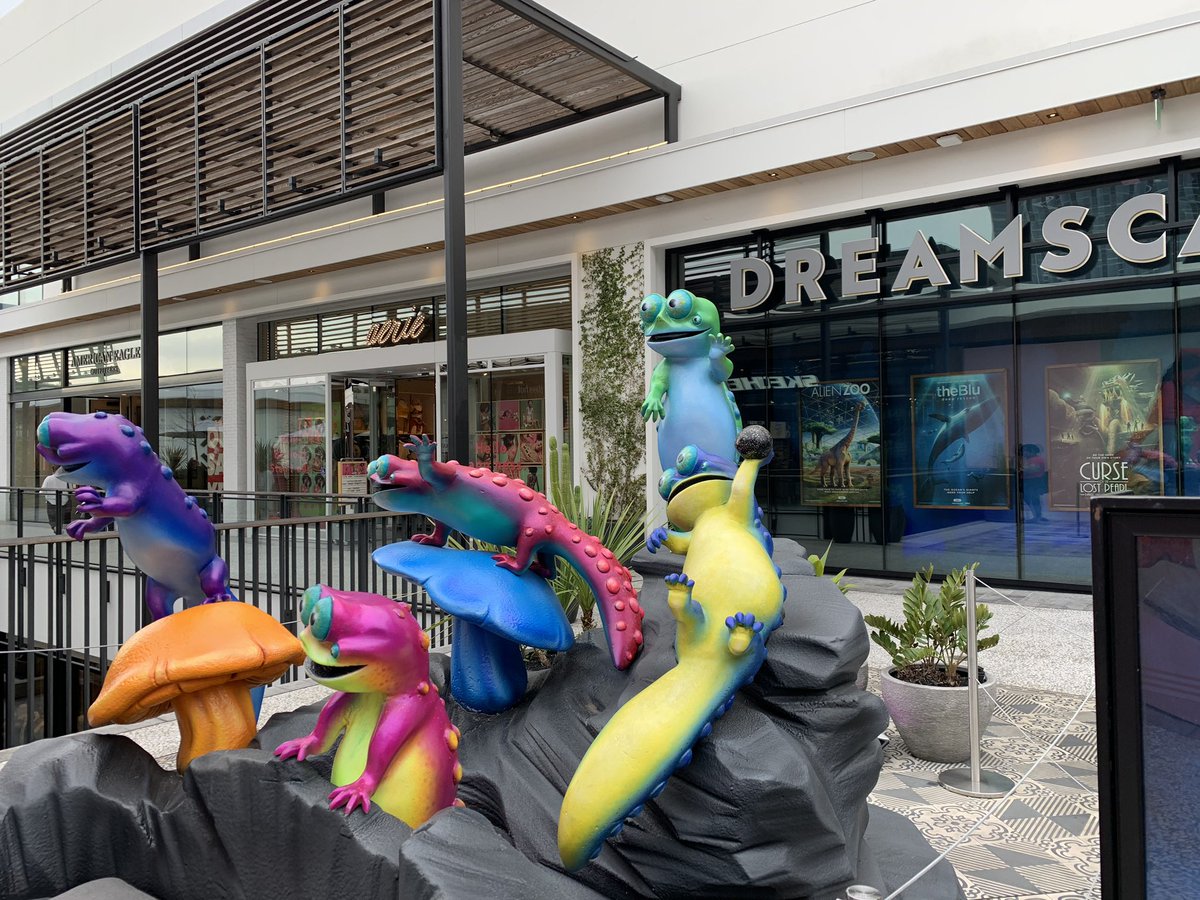 b4olivas's tweet photo. Finally went to @VisitDreamscape! Having worked in the #LBE space, I loved how the world-building started before the HMD. #VR LBE spots often neglect the atmosphere of the physical space. Alien Zoo was great. Canβt wait to go back π€ #dreamscapevr #frogcats #alienzoo https://t.co/YksFVAUKCy