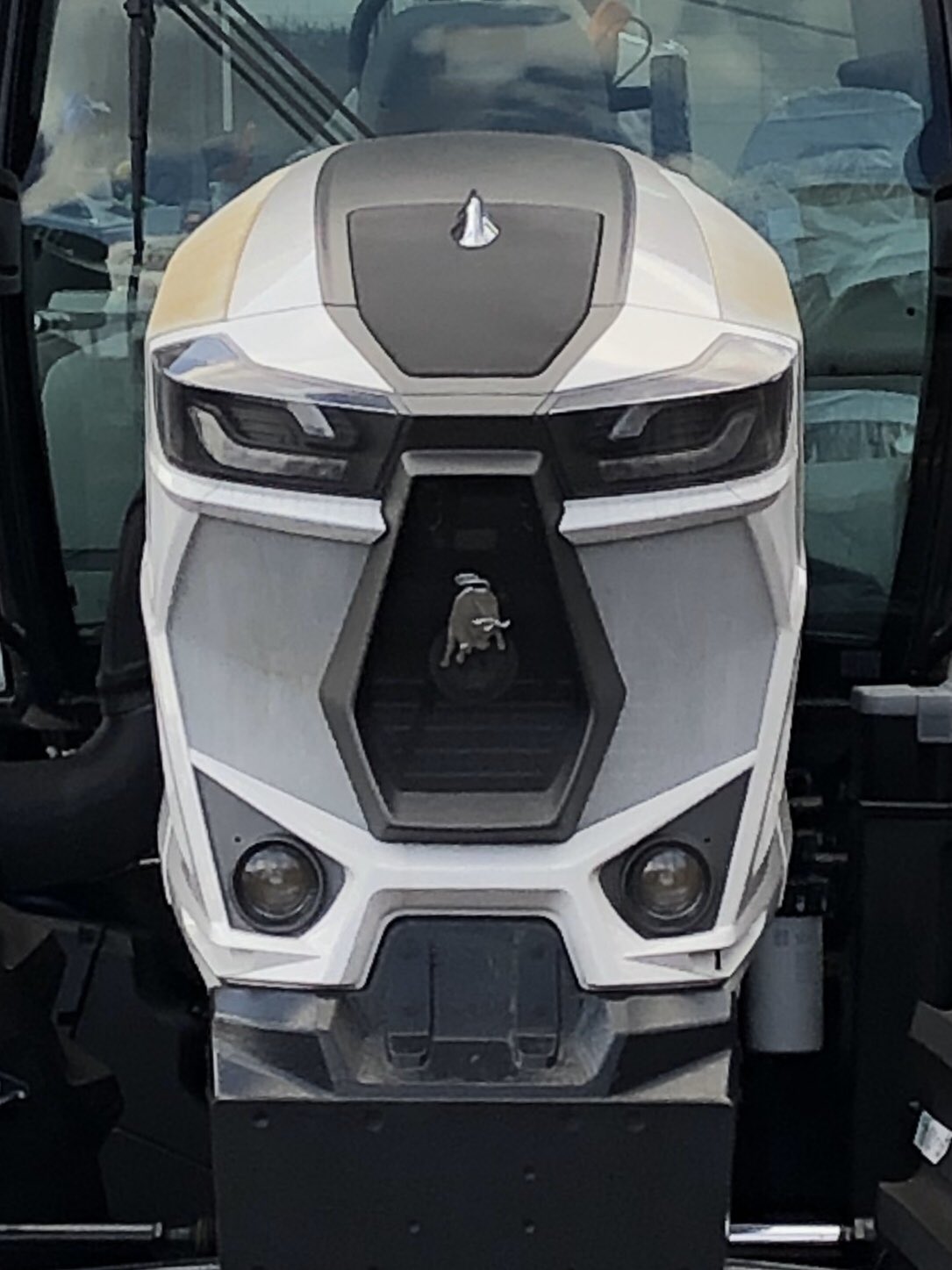 ぱこぱこ ランボルギーニのトラクター置いてある ジウジアーロのデザインだけあってかっこいいわ Lamborghini ランボルギーニ トラクター Cornesag Giugiaro T Co Tcvqja8kum T Co U8tsujkt Twitter