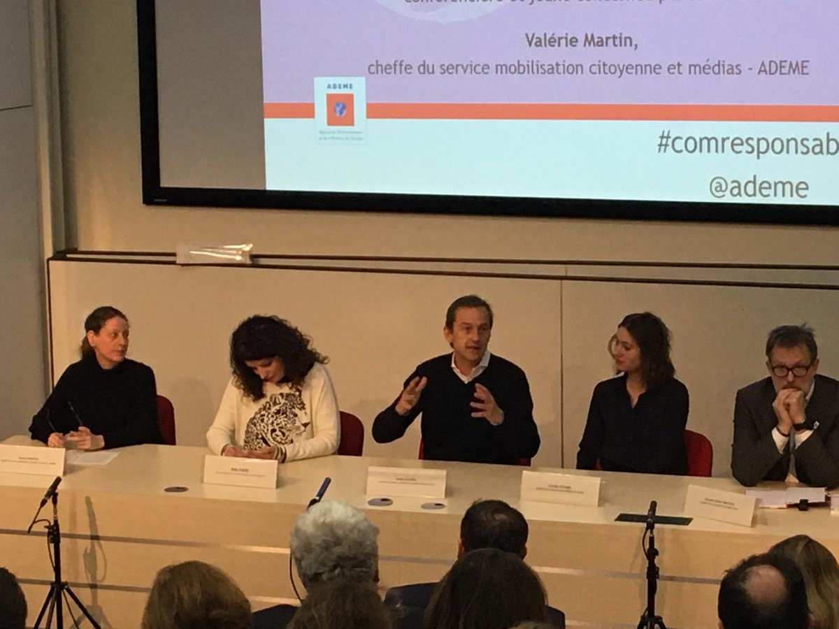 ademe's tweet image. 🗣️&quot;La communication responsable ce n’est pas la comm. sur les enjeux de la transition ! Cela concerne chaque métier du secteur de la comm. ds une nvelle culture et des pratiques + respectueuses socialement &amp;amp; écologiquement.&quot;
@GildasBonnel pendant le débat #ComResponsable @ademe.