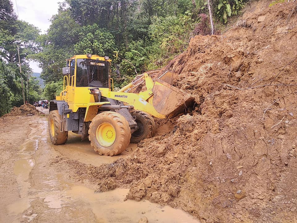 BNPB_Indonesia's tweet photo. Banjir dan tanah longsor melanda Nagari Muaro Takuang, Kecamatan Kemang Baru, Kabupaten Sijunjung, Provinsi Sumatera Barat menyebabkan akses jalan tertutup. Banjir dan longsor terjadi pada Selasa, 21 Januari 2020, pukul 05.35 WIB akibat hujan disertai struktur tanah yang labil. https://t.co/VTZlNgVvOM