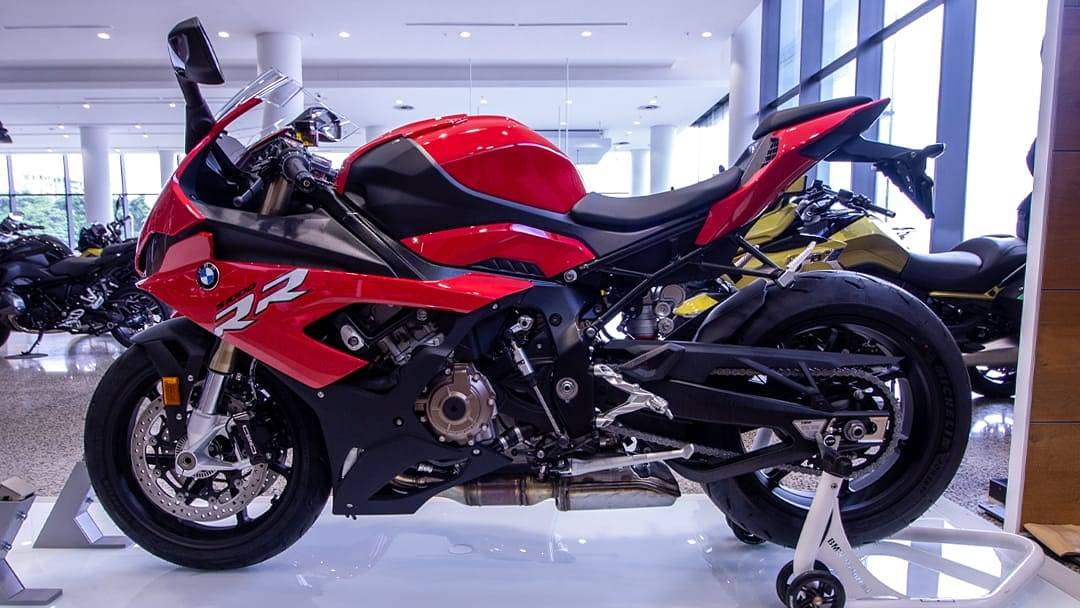 SBrothersZA's tweet photo. Bmw s1000 RR wearing full body Suntek PPF, film fork protection strips &amp; we tinted the lights with STEK DYNOSHADE. Ready for the track.! 😁

#bmws1000rr #superbike #bmw #southafrica https://t.co/y4bu3Et1ES
