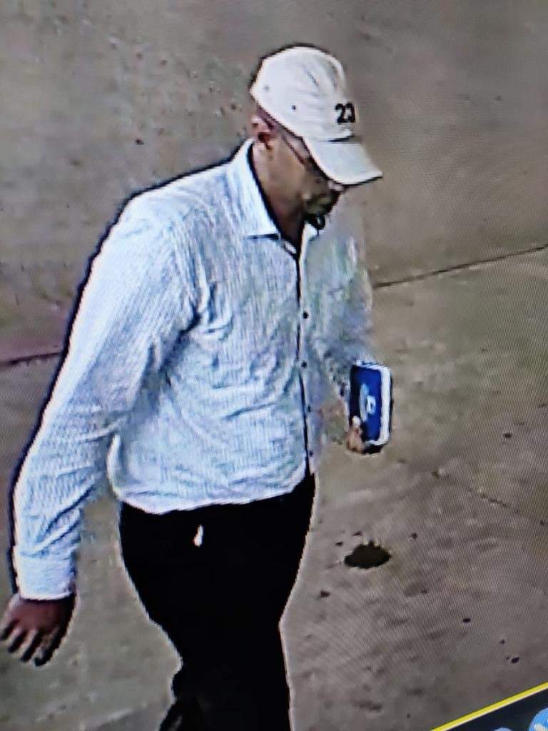 manispandey0108's tweet image. A live bomb was found at Mangalore airport. Police have released an image frm CCTV footage of the suspect who planted it. CISF personnel removed  laptop bag containing the explosive that kept near the ticket counters to an open area to be diffused #BombDefused #MangaloreAirport