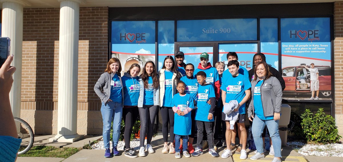 HopeImpacts's tweet photo. YMCA volunteers did a wonderful job helping us move from one storage Facility to another today! We appreciate all of those that took the day to help us! #YMCA #hopeimpacts.org https://t.co/Qy5nf4mhPE