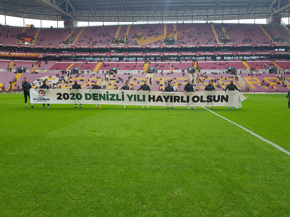tcdenizlibld's tweet photo. 2020 Denizli Yılı, Süper Lig'de
Yukatel Denizlispor Kulübü, Süper Lig’in 18. Haftasında karşılaştığı Galatasaray maçı öncesi sahaya "2020 Denizli Yılı Hayırlı Olsun" pankartı ile çıktı. #2020DenizliYılı
https://t.co/iCHp0wx1FQ https://t.co/vv060ymUUV