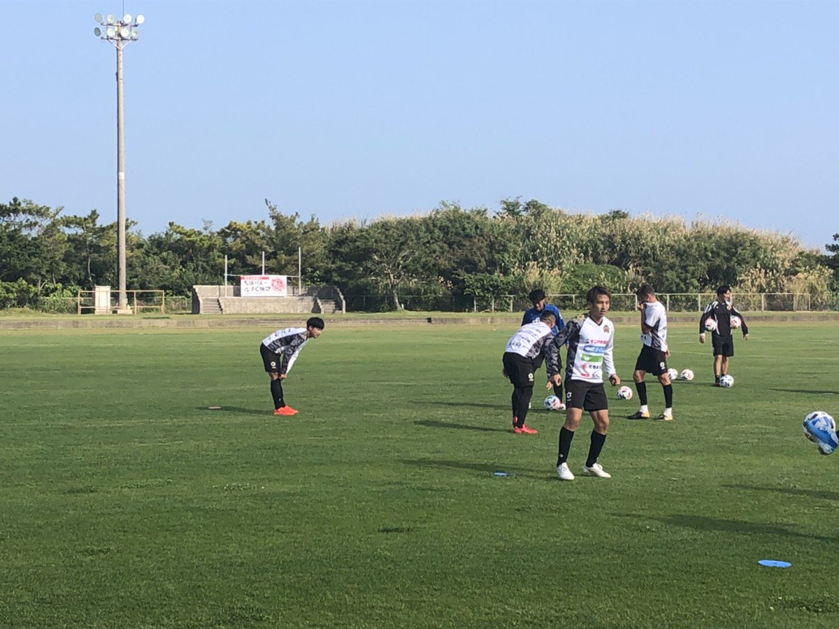 Fc琉球 Fc Ryukyu 本日はクラブハウス 芝生ピッチ新設予定地となっております具志頭運動公園陸上競技場でのトレーニングでした やえせーにょ のみなさん事前の横断幕掲出ありがとうございました Fc琉球