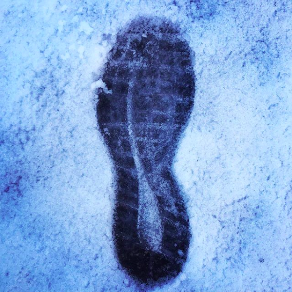 Marcher est une pratique artistique et culturelle, une pratique méditative, un art de guérison, une pratique radicale, un engagement social et sociétal.
instagram.com/p/B7bIA0BiJRS/

@ernestopujol <a href="/TriarchyPress/">Triarchy Press</a> #walking #marche #walkingartpractice #meditation #art #life #step #foot