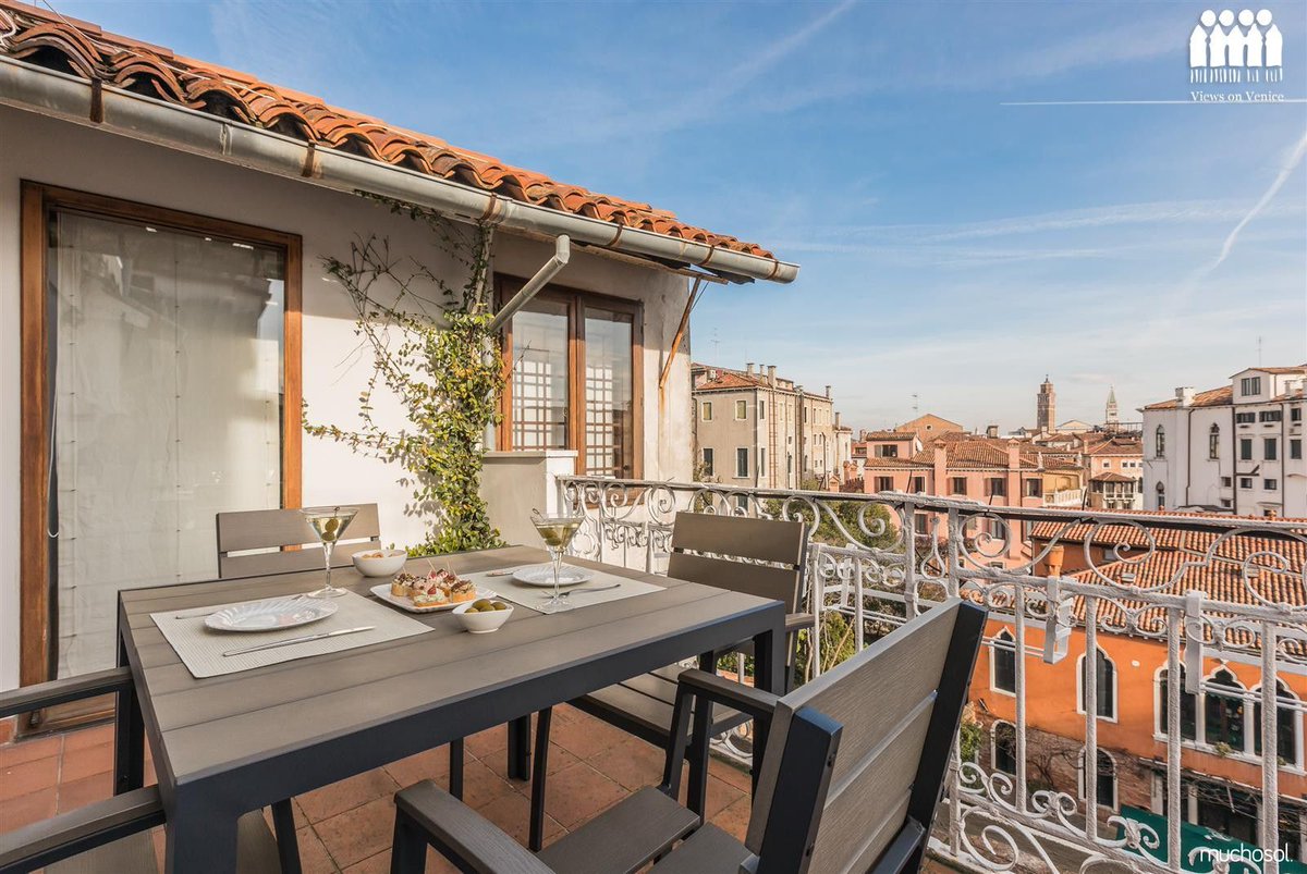MuchosolNL's tweet photo. 🏡 Appartement midden in #Venetie voor 2 personen. Ideaal voor een #romantisch weekendje weg met je liefde. 💞 

👇 
https://t.co/BV4sx4lBvR https://t.co/hBaAnpaqr7