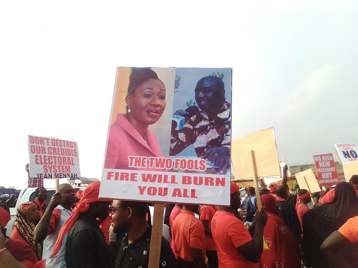 FmZuria's tweet photo. LIVE==== tge ongoing #Yempeni Demo I Kumasi. https://t.co/Z5Vplo4kRz