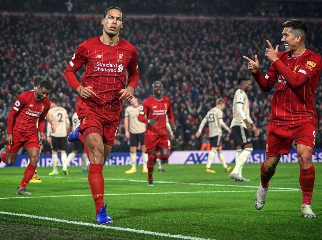 Bola24CC's tweet photo. Gol Van Dijk Dan Salah Menangkan Liverpool Atas Manchester United https://t.co/yWsWYnODWH https://t.co/Oz6Sxe7q2T