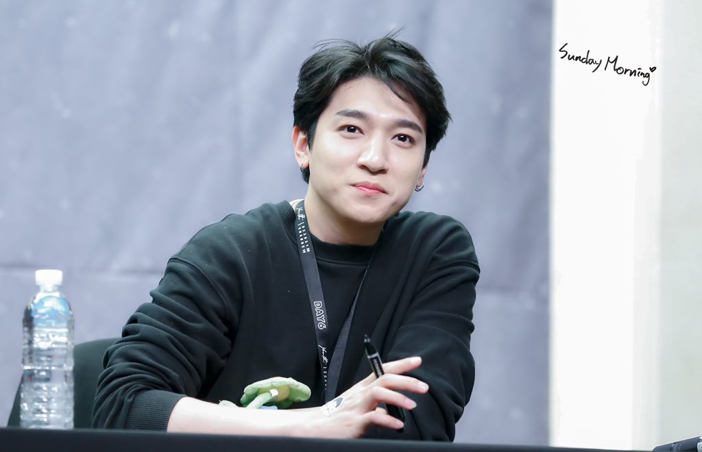 rambut sungjin berantakan