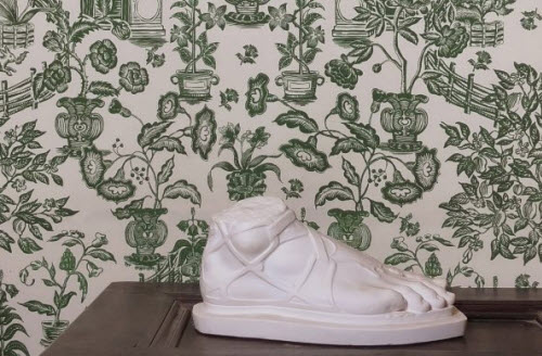 Lé de #papier #peint intissé "#Jardin" d'Antoinette Poisson #elegant  motif #végétal #feuillage present à <a href="/ParisDecoOff/">Paris Deco Off</a> selectionné par <a href="/decofinder/">Decofinder</a> 
 decofinder.com/z1401304/Jardi…