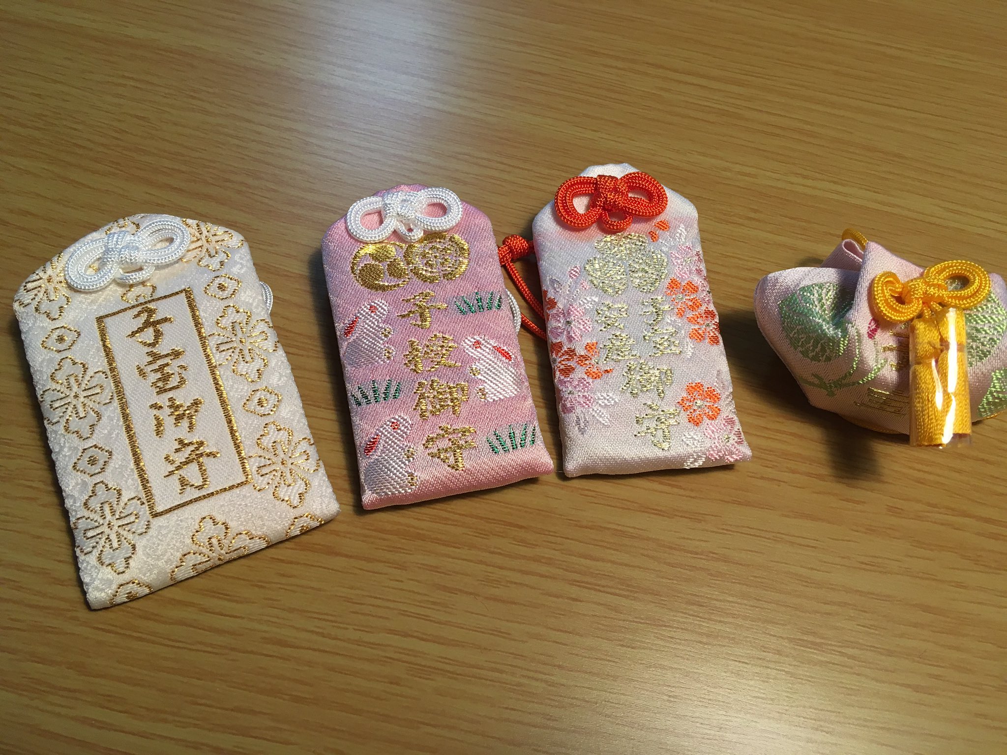 まだむ 2 11 Bump 延期 2 19 パスピエ ニュウ 断念 こちらは子授 子宝 安産お守り 左から 産場大神 岡崎 神社 野宮神社 下鴨神社 神頼み 笑 前回は縁結びで京都訪れて たくさんお守り持って帰ったな 笑 T Co It1jiuuast Twitter