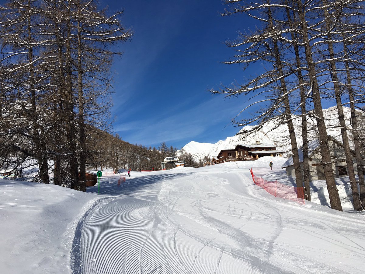 Fabien_Luzy's tweet photo. Week-end ski avec les CPGE à Sainte Anne.
Bonne ambiance, bonne neige, bonne tartiflette et surtout bonne terrasse au pied des pistes pour voir passer les élèves tout en enchaînant les descentes de viennoiseries.
#stjoavignon #cpge #pcsi #stanne https://t.co/qqBt83SKad