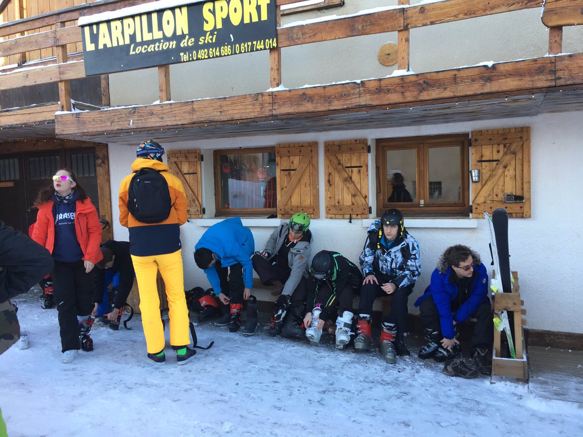 Fabien_Luzy's tweet photo. Week-end ski avec les CPGE à Sainte Anne.
Bonne ambiance, bonne neige, bonne tartiflette et surtout bonne terrasse au pied des pistes pour voir passer les élèves tout en enchaînant les descentes de viennoiseries.
#stjoavignon #cpge #pcsi #stanne https://t.co/qqBt83SKad