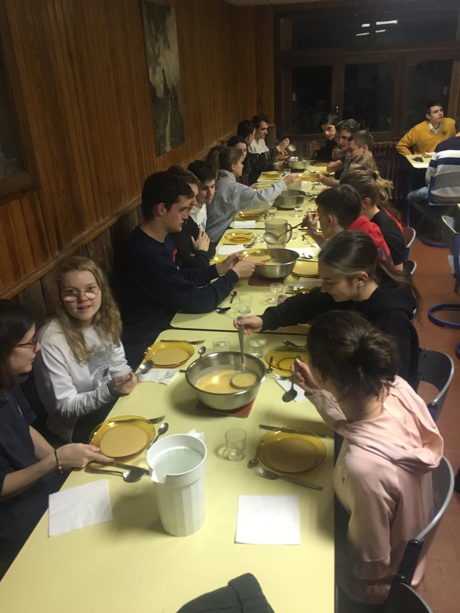 Fabien_Luzy's tweet photo. Week-end ski avec les CPGE à Sainte Anne.
Bonne ambiance, bonne neige, bonne tartiflette et surtout bonne terrasse au pied des pistes pour voir passer les élèves tout en enchaînant les descentes de viennoiseries.
#stjoavignon #cpge #pcsi #stanne https://t.co/qqBt83SKad
