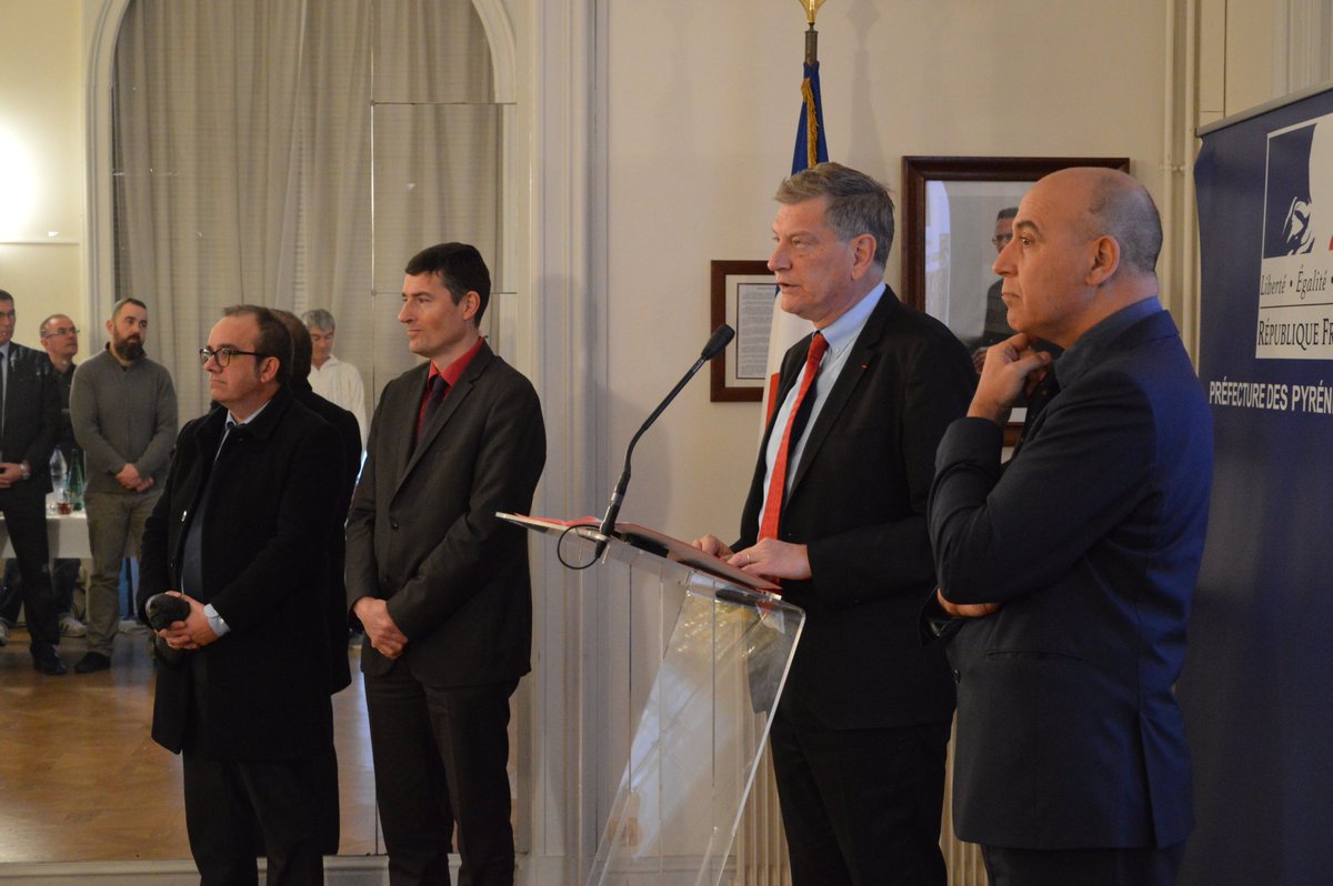 Prefet64's tweet photo. M. Éric SPITZ, préfet des Pyrénées-Atlantiques a présenté ses vœux aux agents de la préfecture et des sous-préfectures en présence des sous-préfets.

Ce moment de convivialité a été l'occasion de revenir sur les événements marquants de 2019 👏 avant de former les vœux de 2020 https://t.co/I6DmZVkKxp