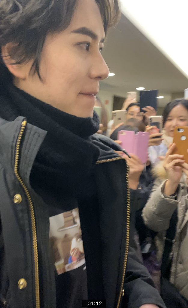 daienkai07's tweet photo. 200121 The man who laughs musical.

No tengo palabras para describir lo que sentí al ver a Kyuhyun tan cerca. Me miró a los ojos y fue tan: "yes yes, sure". JAJAJAJA, lo amo. 

Le mencioné México y fue como volteó y chau, ya no existo.

#규현 #Kyuhyun #웃는남자 https://t.co/5Ns3LH3I3w