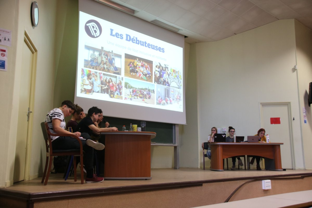AEqualisport's tweet photo. #TRAequalisport Dernière présentation avec les Débuteuses, qui viennent nous présenter leur association féministe de football ⚽️ à #Lyon https://t.co/Y3sVGuM3Ar