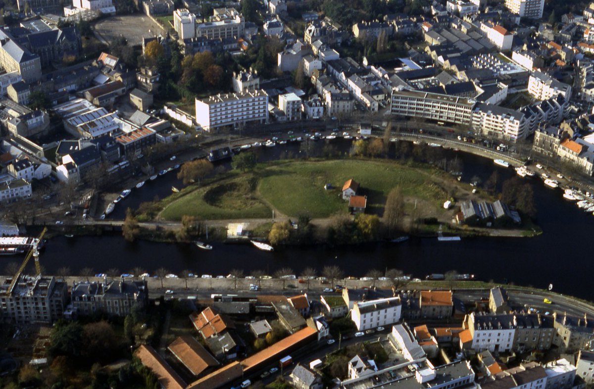 Marguerose4244's tweet photo. L île de Versailles à #Nantes habitée avec des petits chantiers de menuiserie et de réparation de bateaux puis libérée de toute construction, lors de l aménagement du jardin et aujourd'hui collections #Archives de #Nantes https://t.co/gvGivIoRIR https://t.co/IdCMoi305x