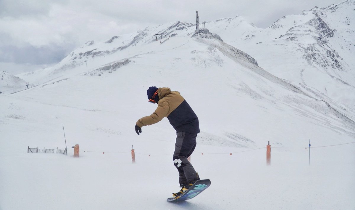 Que nada nos detenga!! 🌨 La tormenta de nieve está llegando y con ella un poco de viento, pero que nada nos quite las ganas de rular! 🤘
#cerler #cerlerenamora #tormentadenieve #snowboarding