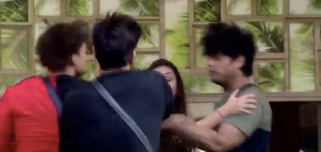 DrNupurrk's tweet photo. I wannna ask @Sudhanshu_Vats @mynsha @NinaJaipuria @JessuGeorge ..if ur family member was there in @sidharth_shukla ‘s place n was constantly getting mentally harassed , u wld have stayed mum? Or taken some action against the harasser? 
#StopUsingSidForTRP @OrmaxMedia https://t.co/vsDEoWPNiT