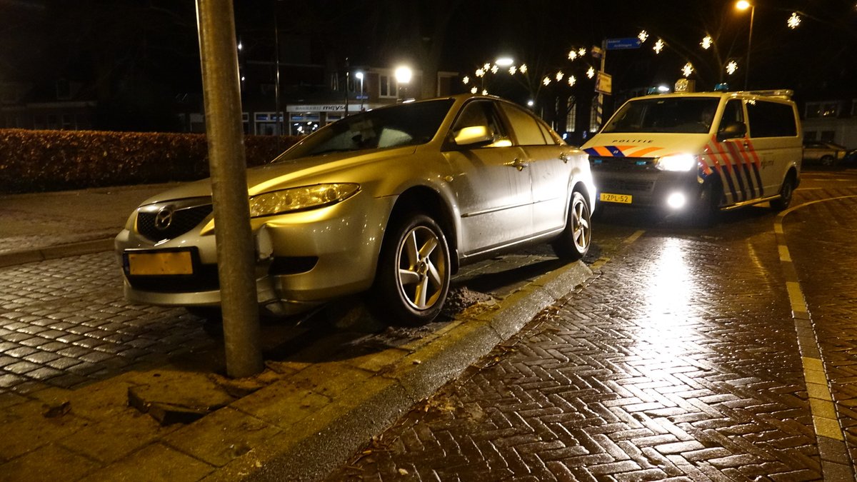 HOORN - Net na middernacht is er op de Stationsweg in Hoorn een auto uit de bocht gevlogen.