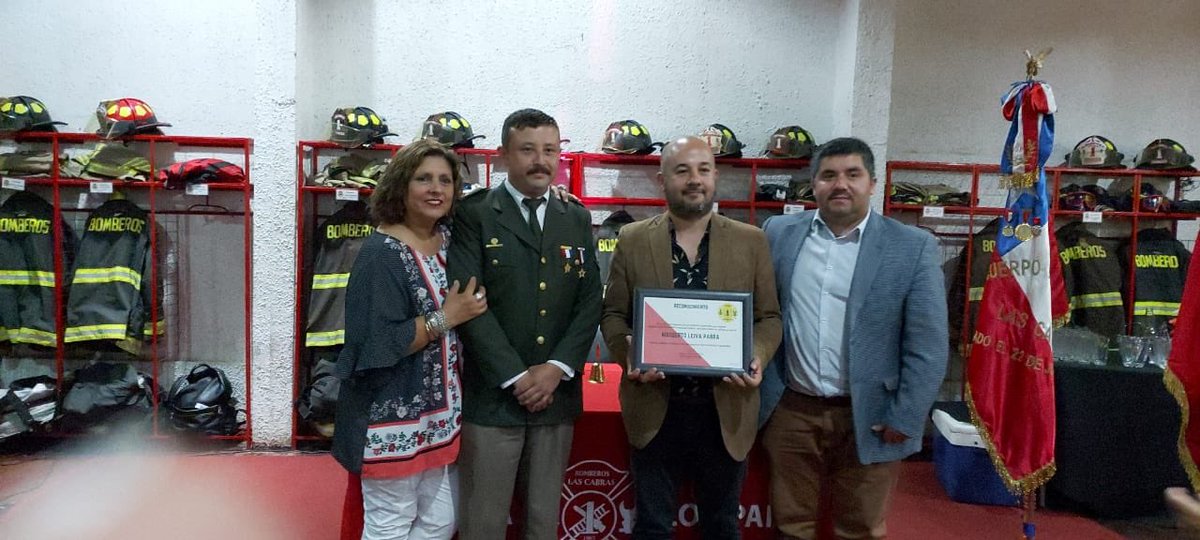 Primera_LC's tweet photo. En los 55 años de nuestra compañía, destacamos a quienes de manera anónima colaboran con nosotros, también el reconocimiento a los bomberos que obtuvieron la mejor asistencia a actos y servicios. #bomberos #bomberosohiggins #primeralascabras https://t.co/JrVIU8OBgN