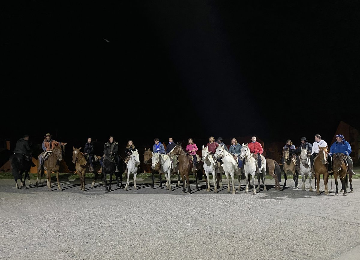 laslenasresort's tweet image. Salida Cabalgata Nocturna en #LasLeñas. La inmensidad de la cordillera nos inunda con una profunda oscuridad. Con linternas y un guía experto, la experiencia fue única y se volverá a repetir.
RESERVAS 11 4819 6060 . reservas@laslenas.com #Cabalgatas #CabalgataNocturna