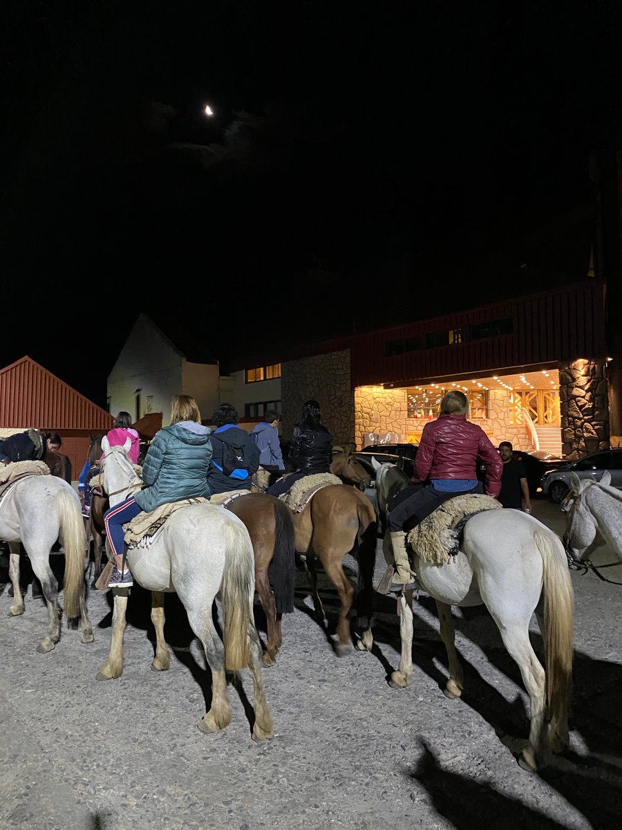 laslenasresort's tweet image. Salida Cabalgata Nocturna en #LasLeñas. La inmensidad de la cordillera nos inunda con una profunda oscuridad. Con linternas y un guía experto, la experiencia fue única y se volverá a repetir.
RESERVAS 11 4819 6060 . reservas@laslenas.com #Cabalgatas #CabalgataNocturna