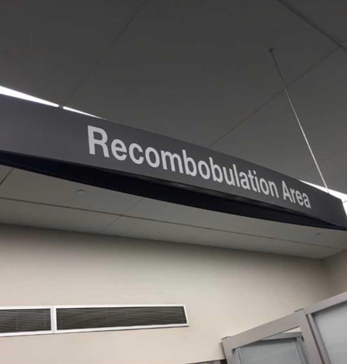 wsschlosser's tweet photo. Back to Canada 🇨🇦... #recombobulation about to begin 😳😉 Goodbye @TfL #Richmond #ThamesRiver #SouthWestRail @WestJet
#LGW 🇬🇧🛫🛬 #YYC 🇨🇦 🥶 https://t.co/6DwX3RXbFZ