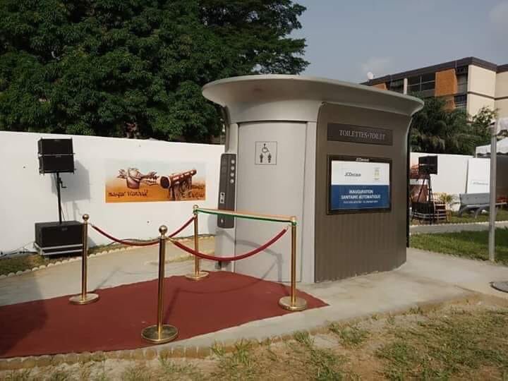 Nath_Yamb's tweet photo. Tu sais que tu es en #CIV émergente quand on inaugure une toilette publique avec un tapis rouge... https://t.co/NkLUmmKTNJ