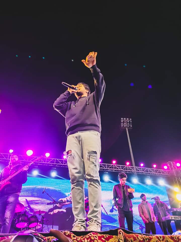 HIFPakistan's tweet photo. ASIM AZHAR along with various artists performed at the closing ceremony of Tape Ball Cricket Tournament organised by Hamid Ismail Foundation at Nazimabad Gymkhana Karachi.
#KarachiRocks https://t.co/1fWuq5Nvq0
