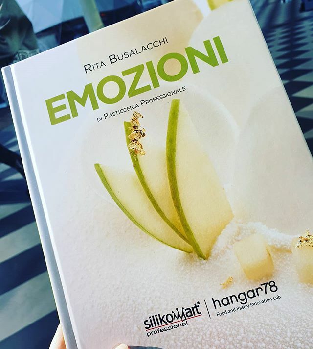 ValePacini74's tweet photo. Emozioni vere... 😍
@ritabusalacchi .
#sigep2020 #sigep #rimini #fiera #bookstagram #book #pastry #pasticceria #gelatomyway #libro #recipes #recette #iger #food #igersitalia #igersumbria  #igers #dessert https://t.co/6vphnN9tuW