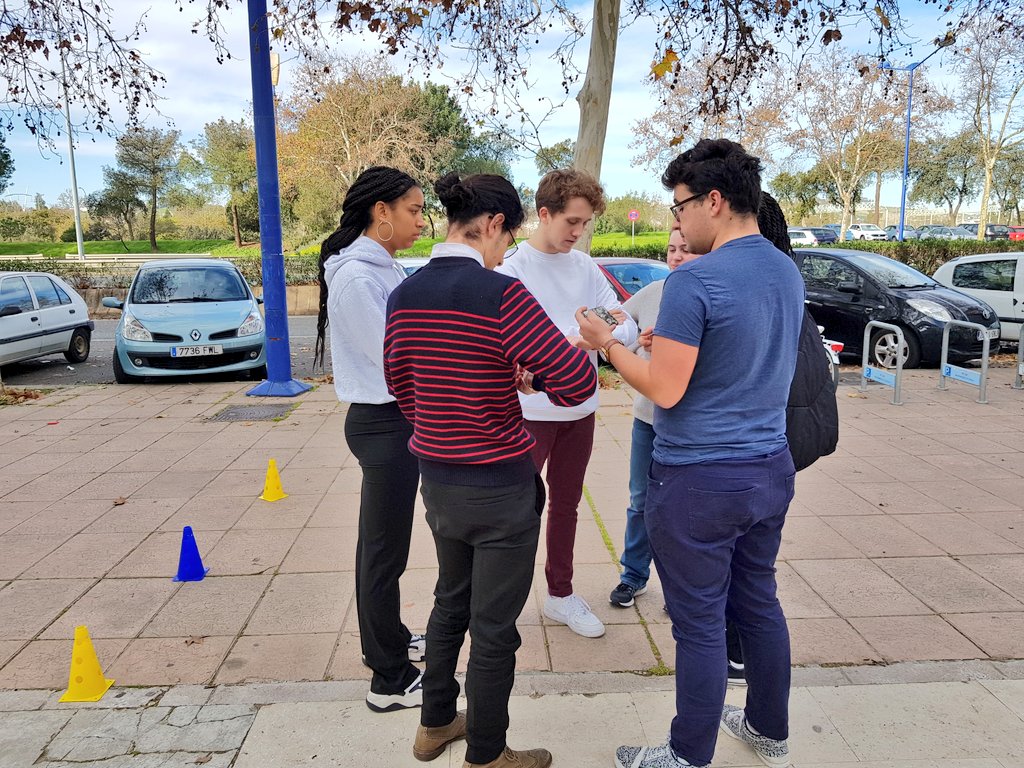 lfsevilla's tweet photo. Ahora los alumnos del #InterCVL realizan creaciones artísticas sobre el #multiculturalismo y los valores olímpicos.
#CVLSevilla #encuentrointernacional https://t.co/wYjvEaxmmf