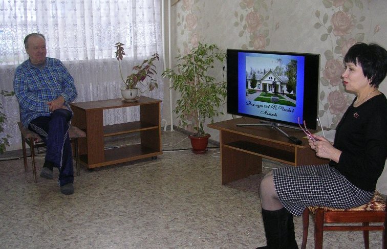 Читая Чехова, понимаешь, насколько он близок и созвучен нам. Он и теперь напоминает нам о непреложности таких категорий, как стыд, порядочность, сострадание, милосердие, ответственность… Беседа к 160-летию со дня рождения А. П. Чехова была проведена для жителей Дома-интерната.