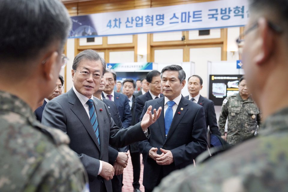 국방부와 보훈처 업무보고를 육·해·공군 본부가 함께 자리를 잡고 있는 계룡대에서 갖게 됐습니다. 국방부 업무보고 사상 처음이라고 들었습니다. 전군의 일치단결로 강한 안보를 실현하고 평화와 번영의 한반도를 뒷받침한다는 다짐을 새롭게 하는 계기가 되길 바랍니다. 

www1.president.go.kr/articles/8002