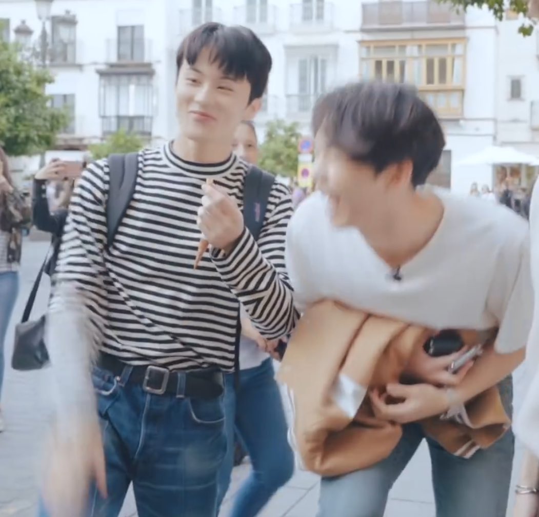 :เปี๊ยกเป็นไงวันนี้ เรียนพิเศษเหนื่อยมั้ย

:ฮึ้!

:ไม่เหนื่อย?

:ไม่ได้เรียน