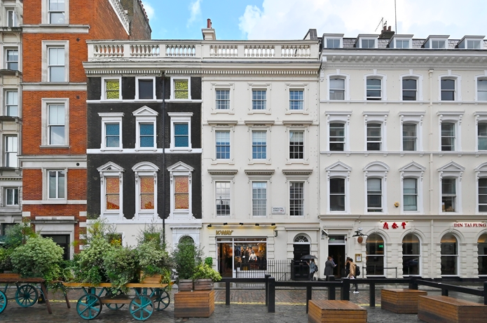 sqonerealestate's tweet photo. For Sale: A one-of-a-kind #duplexapartment in the heart of #CoventGarden.

Over the top floors of a white stucco #Georgiantownhouse Henrietta Street is 1,858 sqft over three floors. The apartment overlooks #CoventGardenPiazza 

https://t.co/GEbg1t5KGm

info@sqonerealestate.com https://t.co/9TkSgFTmuw