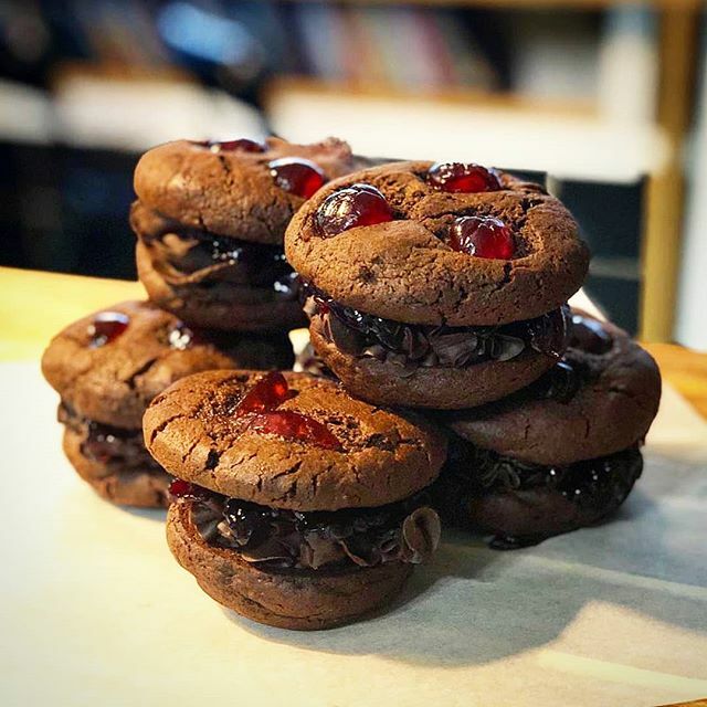 Dannyboy_37's tweet photo. Sweet sandwich?! Black forest cookie sandwiches...yes please 🤩 come get 'em before they go!!
.
@undergroundbakery88 has nailed it again👏👏
.
#thugsandwich #thugsandwichco #harrogate #harrogateindies #indieharrogate  #supportindie #harrogatefood #yorks… https://t.co/dU7WZCp7HF https://t.co/ykiI1TzkZv