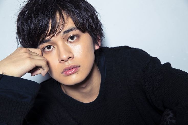 吸い込まれそうな瞳がかっこいい黒セーター姿の北村匠海 あげてけ 吸い込まれそうな瞳がかっこいい黒セーター姿の北村匠海 あげてけ