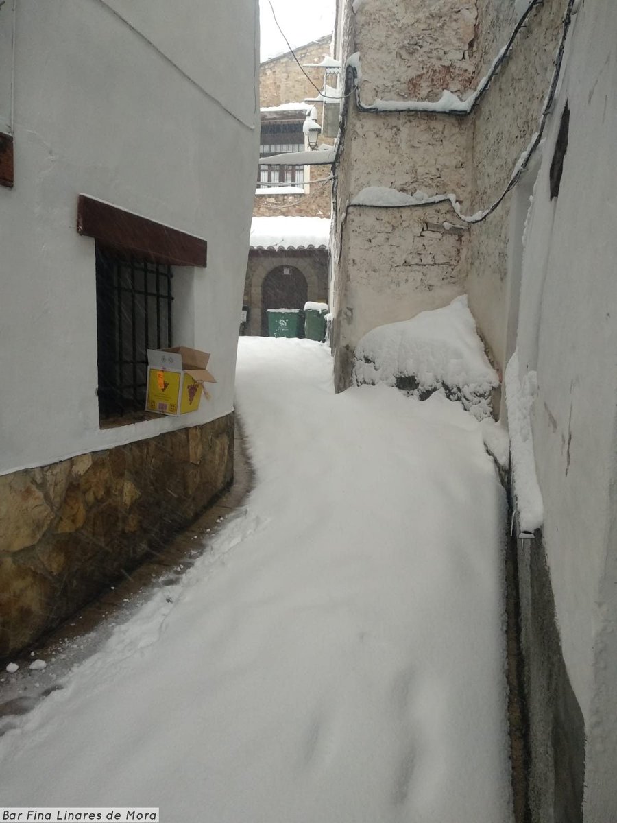 barfinalinares's tweet photo. Y continua nevando #linaresdemora #teruel https://t.co/aTn4GlIr6k