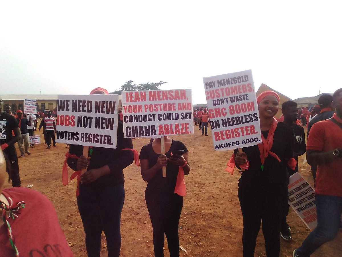 FmZuria's tweet photo. LIVE=== #AshTown , Kumasi is current location of the protestors of #YempiniDemo.

#Zuriafm
#YempiniDemoksi https://t.co/R0Qhv3aNxc