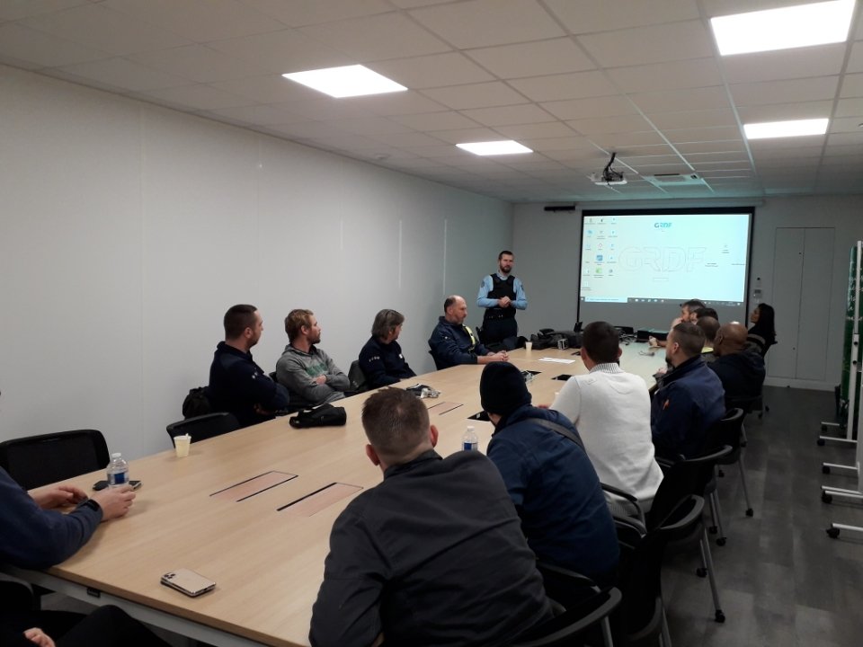 Intervention de la Gendarmerie de Melun à Savigny (AI2C DIEM EST) pour sensibiliser les équipes sur les risques routiers. @WLGaz <a href="/GRDF/">GRDF</a> <a href="/FabVIGNERON/">Fabrice Vigneron</a>